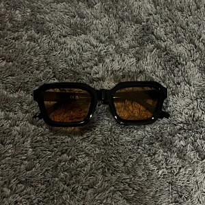 Solglasögon - Aldrig använda och kommer med ett fodral. Meddela vid frågor eller fler bilder!