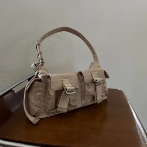 Zara shoulder bag - Jättesöt väska från Zara. Aldrig använd och är i super bra skick🤍