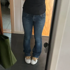 Bootcut jeans - Säljer mina super snygga lågmidjade jeans! Köpta här på plick men de är en gammal modell från gina 🙌🏽 lite defekter längst ner på byxorna