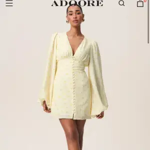 Säljer nu min adoore klänning, storlek 36 som är slut på hemsidan, oanvänd med prislapp, skriv om intresserad och tryck ej på köp nu!💛