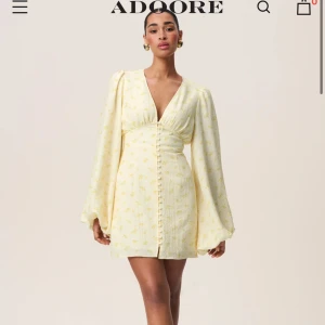 Adoore klänning - Säljer nu min adoore klänning, storlek 36 som är slut på hemsidan, oanvänd med prislapp, skriv om intresserad och tryck ej på köp nu!💛