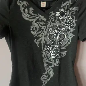 säljer denna jättefina t-shirt från shein för att jag inte använder den och inte är min stil direkt💗 mått och pris kan diskuteras💗💋 