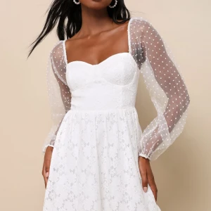 Vit studentklänning - Studentklänning från Lulu’s som inte passade mig men kan ej skicka tillbaka! Nypris 1150kr. Superfin modell med bustier överdel, spetstyg och puffärmar. Storlek S/36, true to size. Kan skicka fler bilder och diskutera pris, jag står för frakten🩷