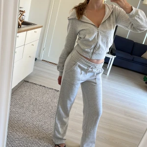 Mjukisset 2 delar  - Använda men fint skick! Koftan är knappt använd, koftan i XS och byxor i S men båda delar passar mig som har 36-38💕priset är för båda delarna 😍