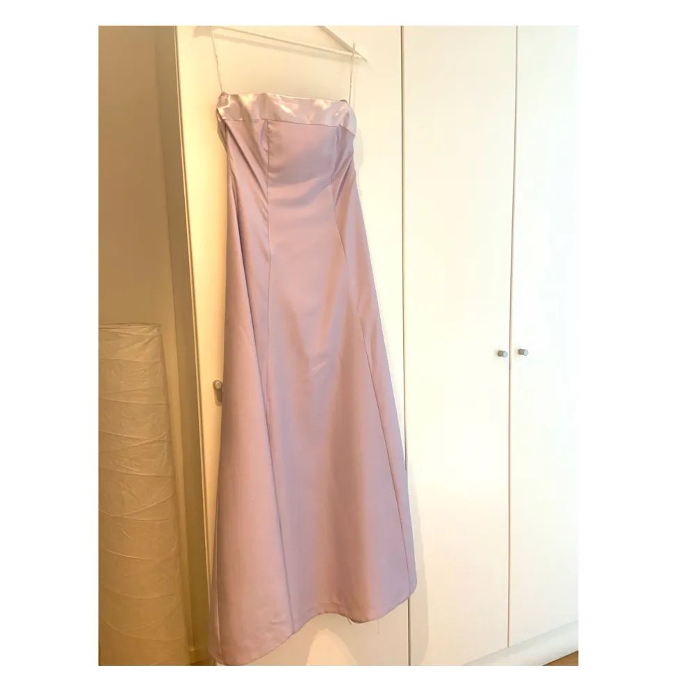Jättefin lång balklänning utan axelband i en ljus lila nyans. 140 cm lång utan defekter ⭐️ Använd gärna ”köp direkt”. Klänningar.