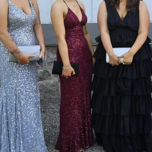 Balklänning  - Säljer min vackra röda balklänning, den har använts två gånger och är köpt från dressroom.