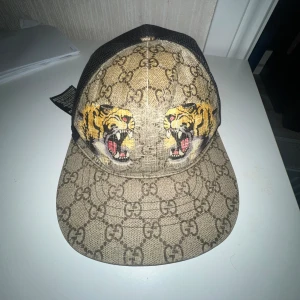 Gamla Gucci tiger kepsen ÄKTA - Har inte kvitto eller box. Säljer den då jag tröttnat på den. Kepsen går inte att köpa längre och är väldigt sällsynt 