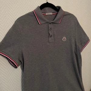 Moncler pike - Säljer denna moncler pike som inte kommer till användning längre. Piken är i fint skick och helt felfri. Den är i storlek S och sitter slimmat. Fler bilder på piken finns!