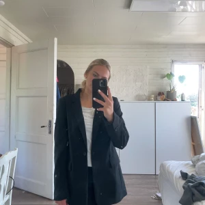 Kavaj - Jättefin längre kavaj från hm med en knapp, inga defekter💞