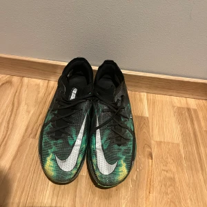 Nike phantom fotbollskor storlek 43 - Nike Phantom fotbollskor, fg dobbar. Storlek 43. Säljer för 300kr men kan gå lägre vid snabb affär. 