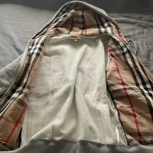 Burberry kofta - Helt ny sick inte kommit till nån andvändning, då jag fick den som present och fick då fel färg så valde och sälja annars helt ny och fin som ny och väljer då att sälja den till ett inte så dyrt pris så att jag kan bli av med den 