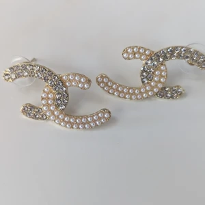 Diamantpärla örhängen - Örhängen med pärlor och strass i mycket fint Skick  Material ospecificerat, därför kategoriserat under 'Övrigt material  Postar inom 3 dager