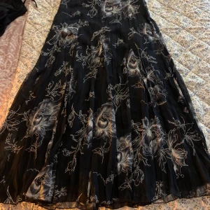 Kjol  - Lång kjol, köpt secondhand men aldrig använt den själv. Jag är 153 cm lång