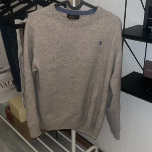 Morris kaschmir tröja - Beige kaschmir tröja från Morris. 10/10 skick inga deffekter. Barnstorlek XL vilket motsvarar ungefär XS