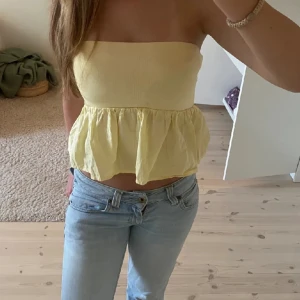 Gul tub topp - Så fin gul tub topp från Zara i storlek S som är i ny skick!! Säljer pågrund av att den e lite förstor för mig💖   lånad bild 