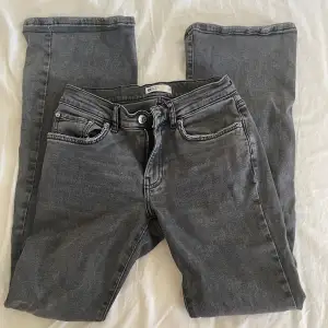 Super fina gråa jeans från Gina. Säljer pga att dom inte kommer till användning. Har inte använts super mycket så i väldigt fint skick. 