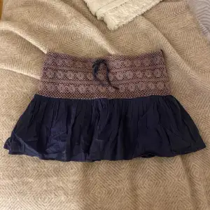 Världens sötaste kjol! Den är 40cm tvärs över midjan och 33cm lång🌸 passar S-M