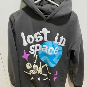 Säljer denna snygga lost in space hoodie som är perfekt för den som gillar den amerikanska stilen, skick 9/10. Skriv vid fundering!