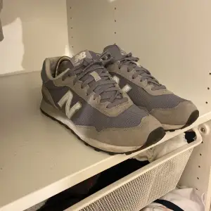 New balance 515 classics gråa, som säljs för att dom ej kommer till användning. Köptes begagnat men som du kan se på sulan så är dom nästan oanvända. Tveka inte på frågor.