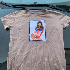 Limitato t-shirt - Riktigt snygg limitato t-shirt. Bra skick men skrynklig på bilden. 