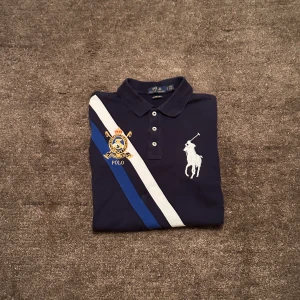 Ralph Lauren pike  - Ralph Lauren pike i nyskick, skick 9/10. Storlek S. Skriv vid minsta fundering eller fråga!