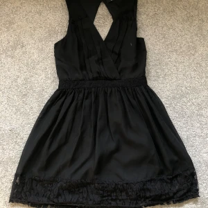 Klänning - Jätte fin v-ringad klänning med halvt öppen rygg som inte används då den inte passar mig.  I nyskick. Storlek Xs men passar även S💗💗