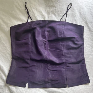 Linne - Så snyggt mörklila linne med lite glansigt tyg💕i fint skick!🌸