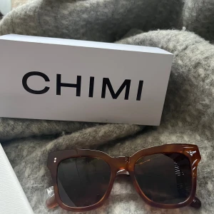 Supersnygga oanvända chimis😻💕 - Sååå fina oanvända chimis till sommaren💕 Jag råkade beställa två par, och därför säljer jag ena paret här. De är i nysckick med orginalförpackning och all plast kvar💕 De är i modellen 07 och den supersnygga färgen havanna😍💕