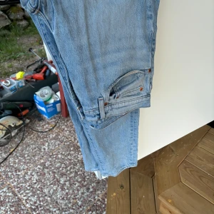 Levis Jeans - Levis Jeans Blåa storlek 32 32, samma sak med dessa bara legat i garderoben så dom är lite skrynkliga pga att allt är nytvättat! 