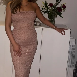 Maxiklänning - Maxiklänning från Oh Polly. Använd en gång. 