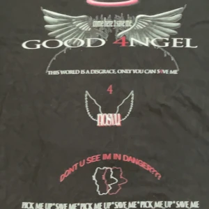 y2k tisha ängel/hk tema🙏 - en till fet y2k tisha som bara ligger i min garderob. 