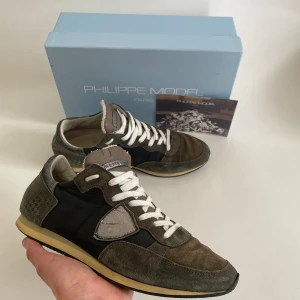 Philippe Model - Hej, Säljer nu mina feta philippe model skor. Skorna liknar valentino rockrunners när de är på så detta är ett billigare alternativ. Storlek 42. Nypris ~ 3000. Mitt pris 899kr. Box ingår inte. INGA BYTEN!