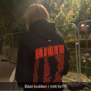 Hov1 Hoodie - Säljer denna superfina hoodie från Hov1 som jag köpte 2022 under konsert. Använd fåtal gånger ser helt ny ut. Säljs inte ny någonstans länge. 