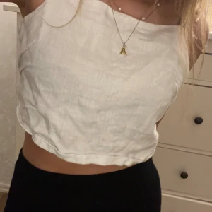 Topp  - Jag säljer en jättefin topp i linne från H&M. Perfekt till sommaren och i bra skick!😍 (Knuten i ryggen jag gjorde på mig själv var inte den snyggaste+skrynklig på bilden😅)