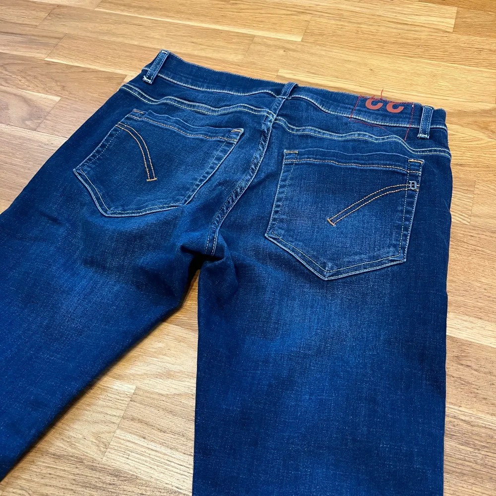 Säljer ett par trolltyget feta dondup jeans i strålande skick. Riktigt bra fade på de och inga defekter. Storlek 33👍. Jeans & Byxor.