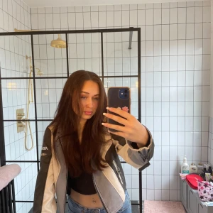 Motorcykel jacka  - Säljer denna jackan köpt på Urban outfitters i London då jag har väldigt många jackor redan. Helt slutsåld på deras hemsida och är endast använd en gång, storlek m men funkar även för s och xs💞