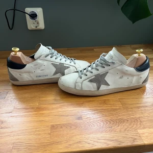 Golden Goose Skor - Säljer dessa skor då de har blivit för små, runt storlek 43. De är i bra skick dock har de hål i hälarna som man ser på bild 4. Hålen är inte synliga när man går därför spelar de inte så stor roll. Hoppas att någon är intresserad 