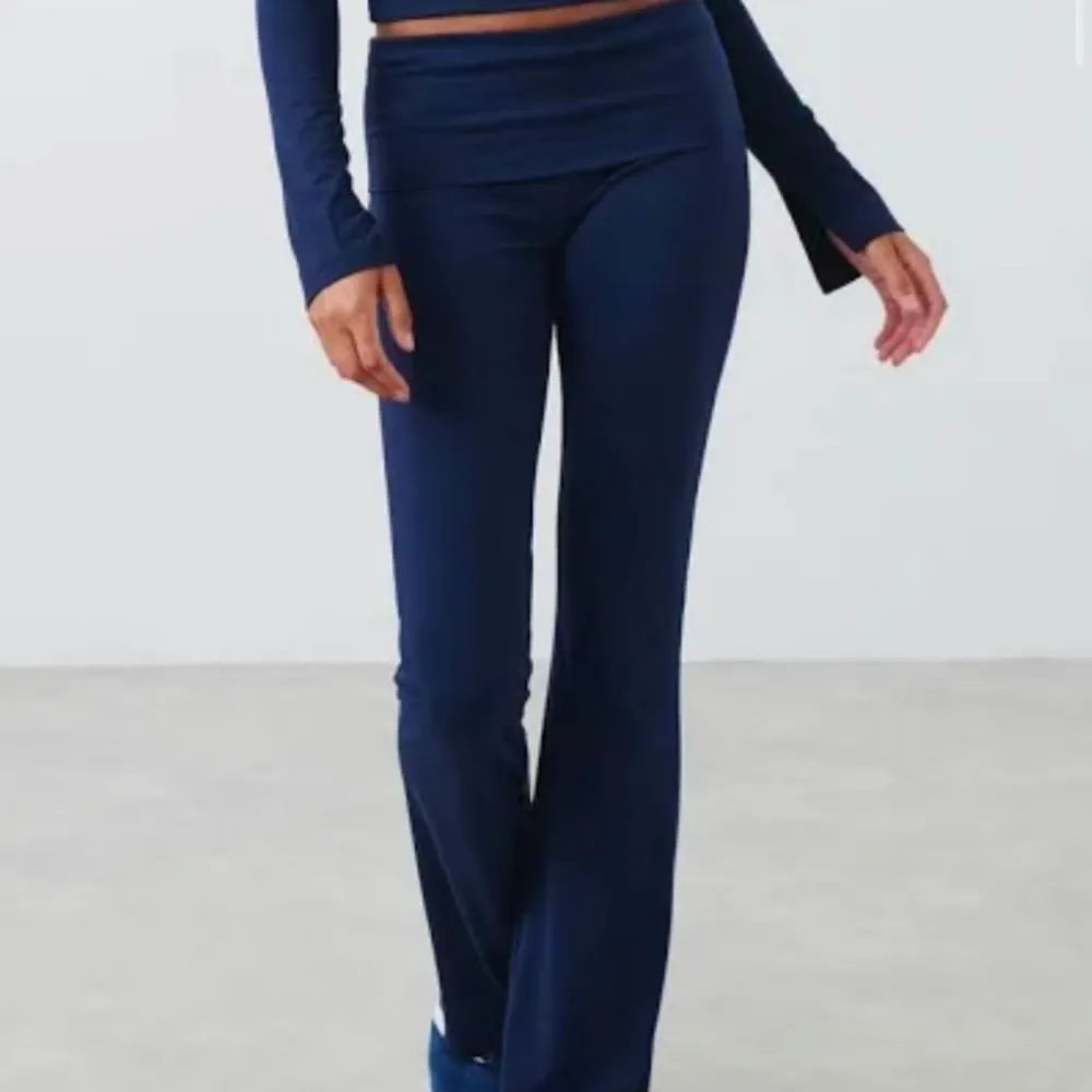 Mörkblå mjukisbyxor storlek M men passar mycket bättre på S!💗. Jeans & Byxor.