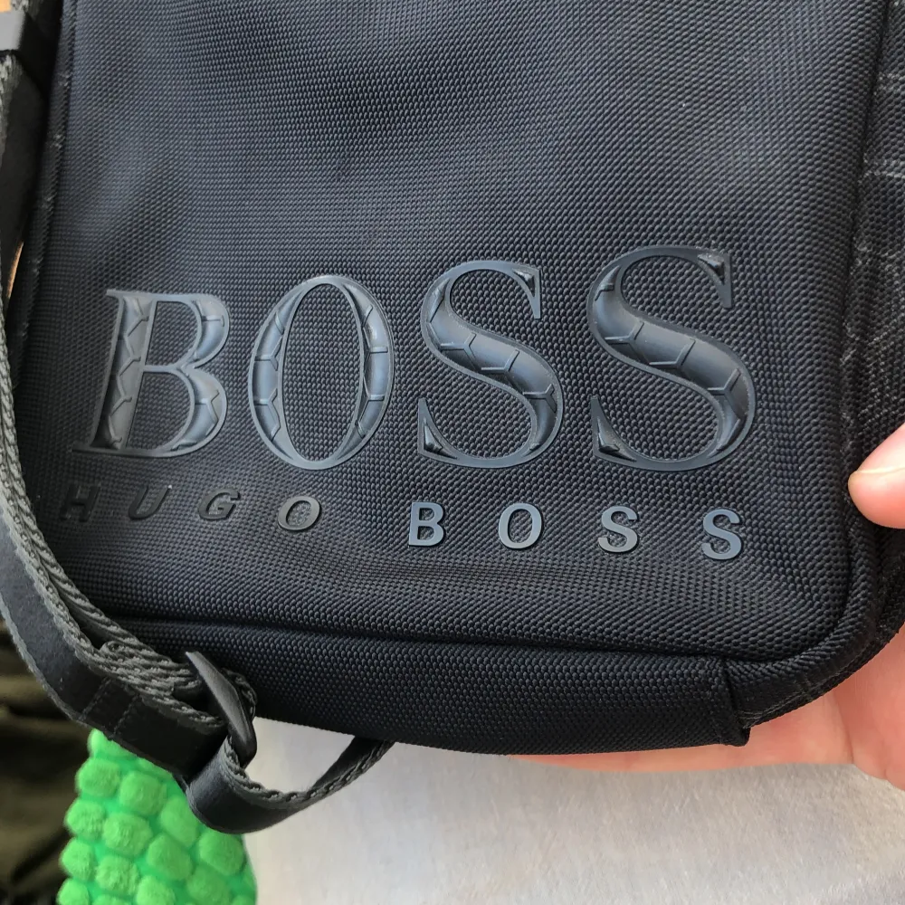 Säljer en Hugo Boss axelväska! Den är använd en stund men är i väldigt bra skick. Säljer pga jag inte använder längre. Inga tecken på skada eller smuts. 😁. Väskor.