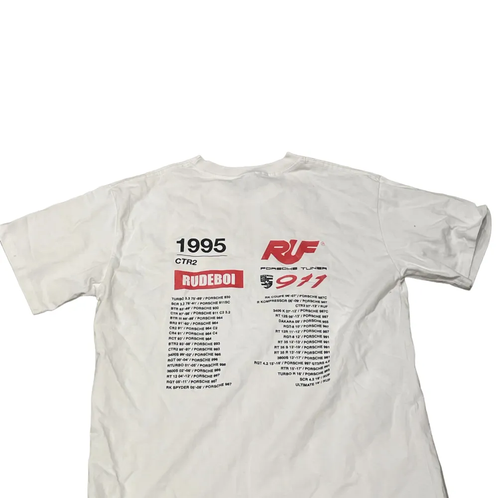 Säljer denna Porsche t-shirt då den är för stor för mig. Den är helt ny och jag har bara provat den. Priset kan diskuteras vid snabb affär.. T-shirts.