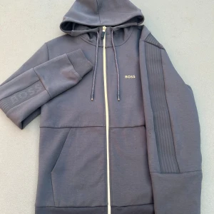 SAGGY 1 HUGO BOSS - Saggy1 som är väldigt svår och få tag i. Fick tag i den på thernlunds i stockholm i storlek S. Priset kan diskuteras om det är en snabb och smidig affär. NYPRIS 2200