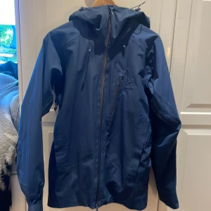 Haglöfs vinterjacka, storlek: S - Väldigt bra skick förutom ett hål innerfickan  Originalpris ca: 2000kr *priset kan diskuteras*