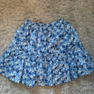 Blå zara kjol - Zara kjol stl 164 passar mig som har s och är 165 cm lång. Blå och blommigt mönster