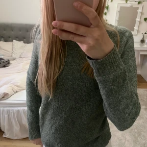 Grön stickad tröja🤍 - Säljer en superfin stickad tröja från vero Moda. Säljer då den inte kommer till användning längre. Perfekt till en sommarkväll att ha när man är ute. Köpt för ca 250-300kr, säljer för 100kr. Lite nopprig men inget som syns. Pris kan diskuteras🤍