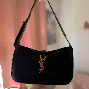 Ysl väska - används ej längre. Skriv privat om ni vill ha fler bilder 💕