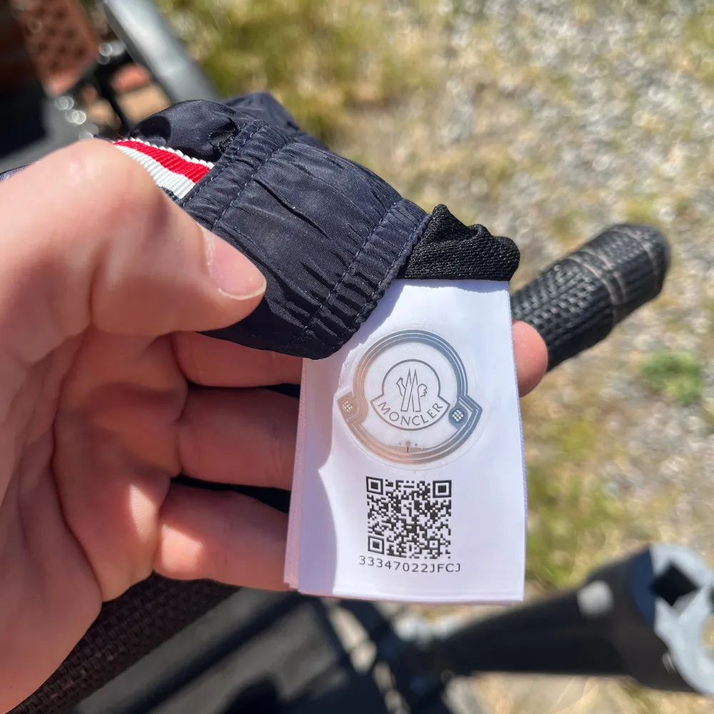 Helt nya Moncler badbyxor har bara prövat för att se om den passade, vilket de inte gjorde. NFC och allt annat funkar på dem. Storleken är Medium men har passform som Small.. Shorts.