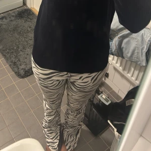 Zebra jeans - Säljer ett par snygga zebra jeans med slits!! Storlek 34 men en stretchiga midja som passar mig som bär 36 egentligen 🦓🦓