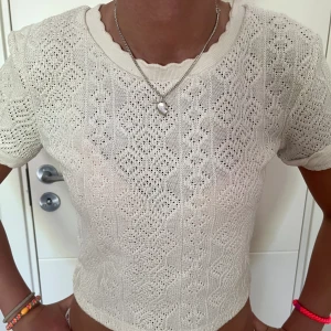 Zara topp - Så fin zara tröja. Storlek s men passar xs eller xxs beroende på om man gillar den kort eller inte. Såå fint skick men tyvärr för liten för mig. Pris kan diskuteras!! ❤️