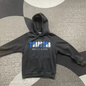 Säljer nu denna Trapstar hoodie i storlek S eftersom att jag inte använder den. Den är endast använd 1 gång så den är helt ny nästan. Priset är inte fast.