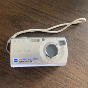 sony cybershot digital kamera - Fungerade senast den testades!   Är batteridriven och kommer med: fodral  och minneskort. (inga batteri) säljer utan garanti då jag inte kan va 100% säker att den fungerar.